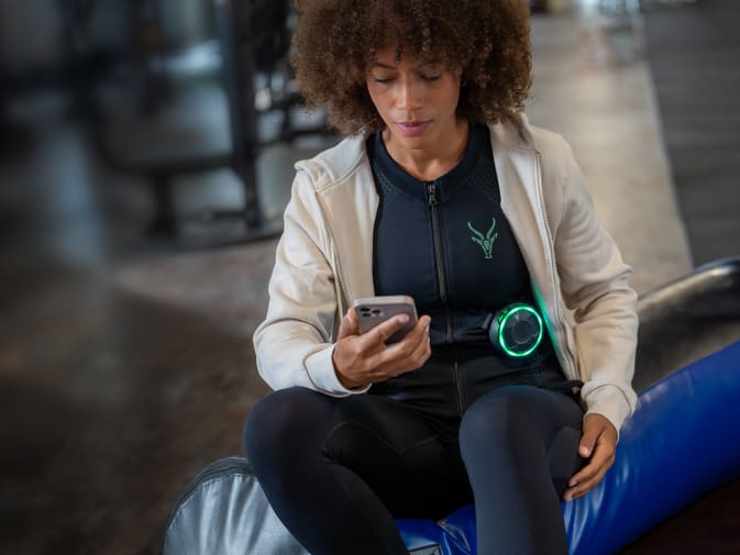 Eine Frau regeneriert nach dem EMS Training mit Antelope in einem Fitnessstudio.