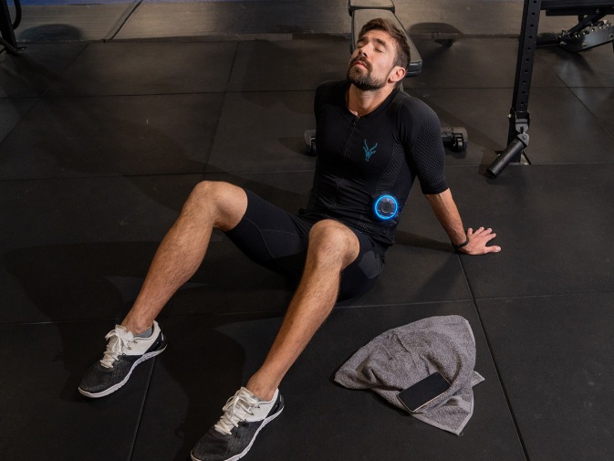 Ein Mann regeneriert nach dem EMS Training mit Antelope in einem Fitnessstudio.