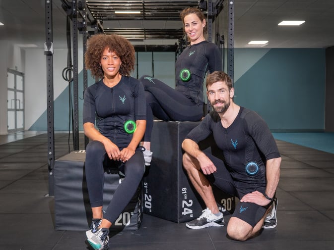 Ein Gruppe Menschen nutzt den EMS Anzug von Antelope für das Workout in einem Fitnessstudio.