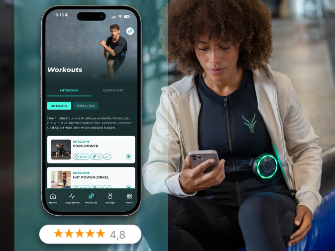 Eine Frau wählt ein EMS Workout aus der Antelope Trainingapp aus.
