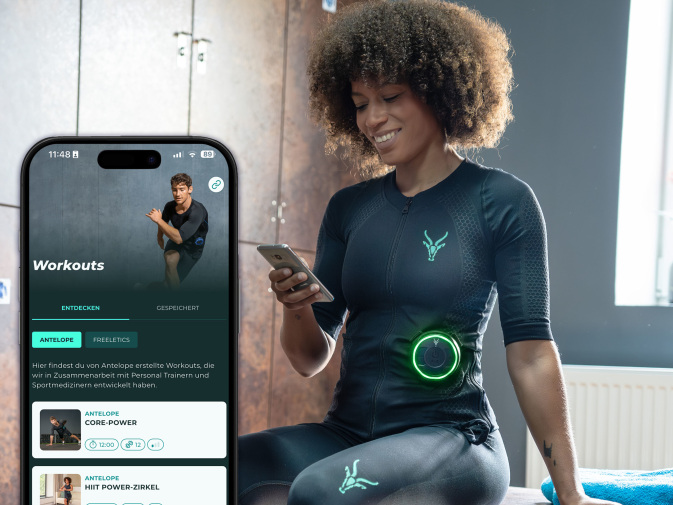 Eine Frau wählt ein Programm für das EMS Training mit Antelope aus.