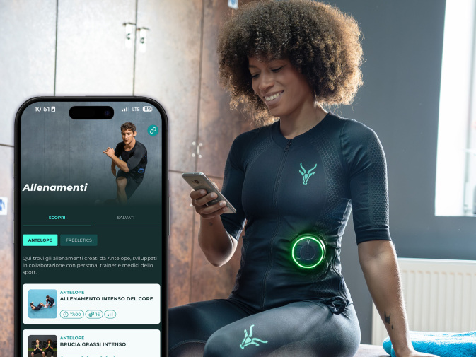 Una donna seleziona un programma per l’allenamento EMS con Antelope.