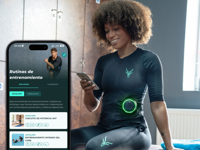 Una mujer selecciona un programa para el entrenamiento EMS con Antelope.