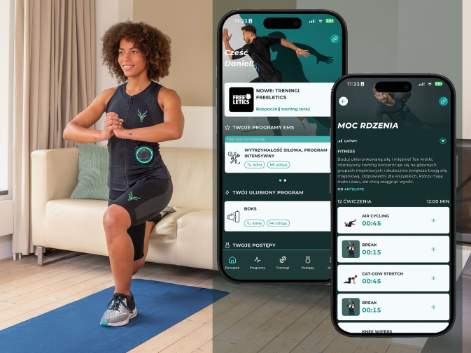 Młoda kobieta trenuje w domu w kombinezonie Antelope EMS. Obok niej widoczne są dwa ekrany aplikacji Antelope.