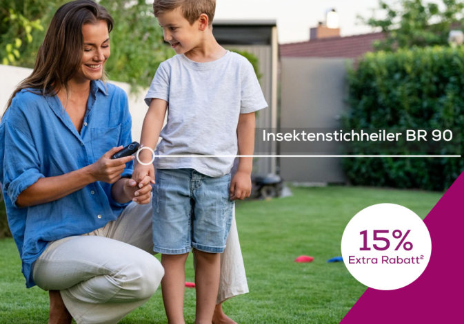 Eine Mutter wendet den Insektenstichheiler BR 90 von Beurer bei ihrem Kind an, um Juckreiz und Schwellung nach einem Insektenstich zu lindern.