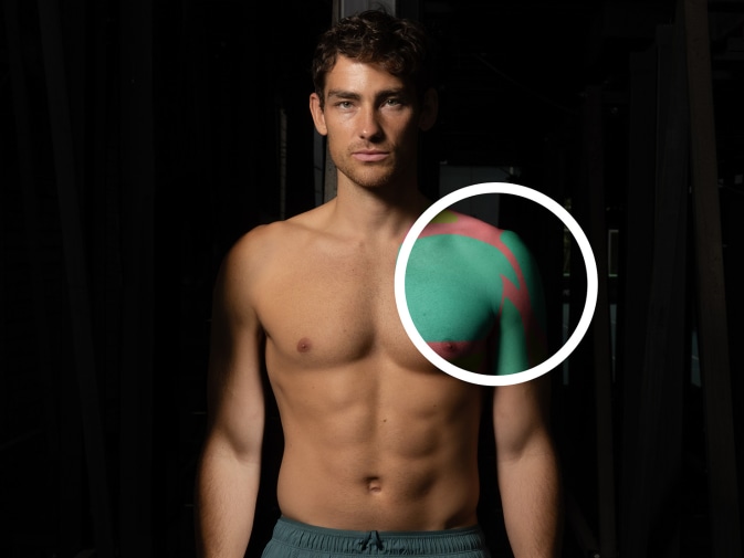 Ein muskulöser Mann steht vor einem schwarzen Hintergrund. Eine Grafik verdeutlicht die Lage der Muskeln