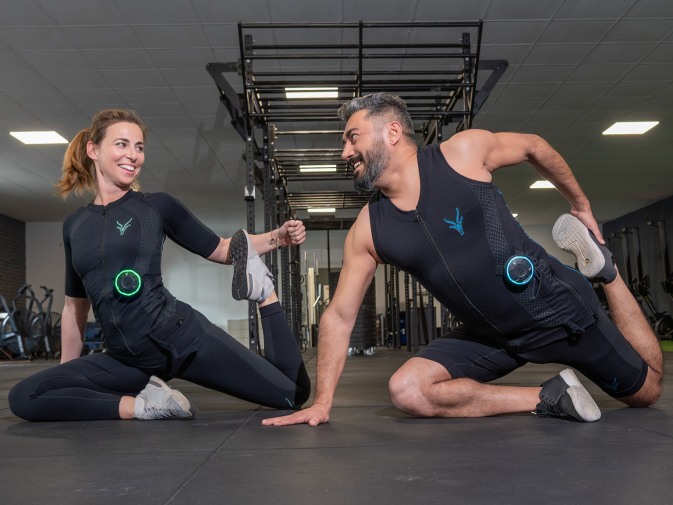 Eine Frau und ein Mann trainieren zusammen im Gym, sie trägt den EMS Anzug von Antelope. Der Mann trägt das EMS Tank-Top.