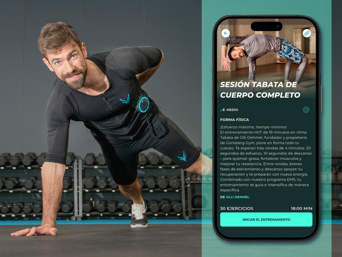 Olli hace una flexión con un solo brazo. Lleva puesto el traje EMS de Antelope. A su lado se muestra su entrenamiento en la pantalla de una app.