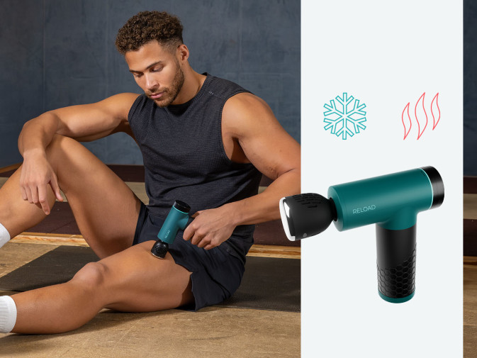 Ein sportlicher junger Mann, massiert sich den Oberschenkel mit der Reload Massage Gun von Antelope. Neben ihm wird die Reolad einzeln noch mal gezeigt.