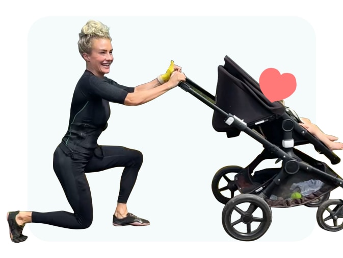 Jessica trägt den EMS Anzug von Antelope und führt einen Ausfallschritt aus. Sie hält sich an einem Kinderwagen fest.