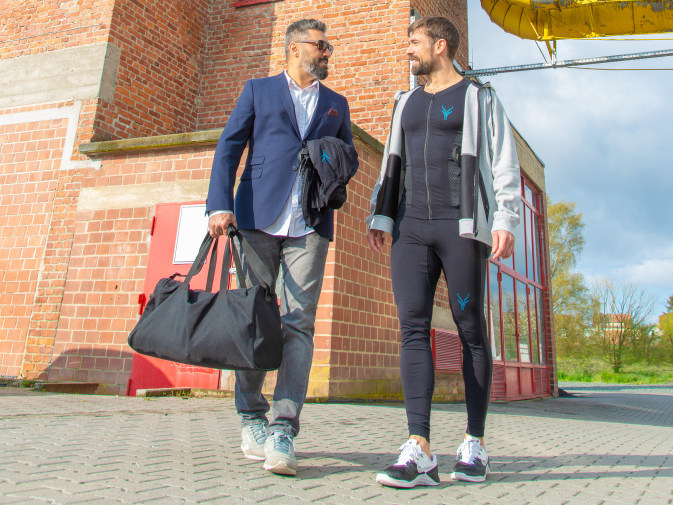 Zwei Männer sind mit den EMS Anzügen von Antelope auf dem Weg ins Fitnessstudio.