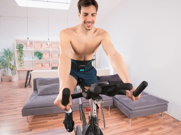 Un hombre utiliza el cinturón Corefit I EMS de Antelope para su entrenamiento cardiovascular.