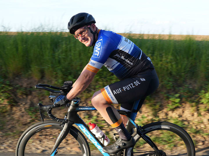Stefan Feilen trägt den EMS Anzug von Antelope beim Radrennen.
