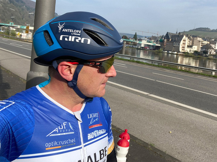 Stefan Feilen nutzt den EMS Anzug von Antelope für sein Rennrad Training.