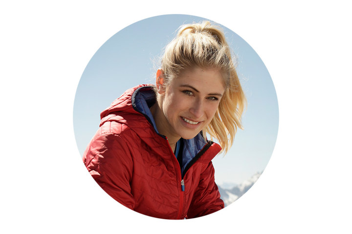 Ein Porträt von Lena Götz. Sie hat blondes Haar und trägt eine rote Jacke.