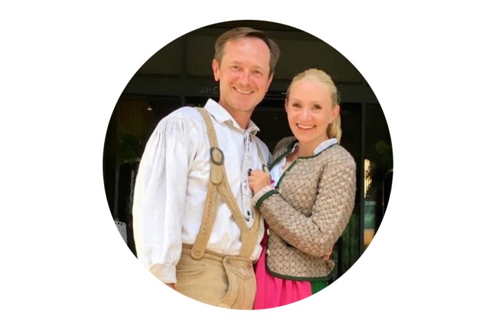 Ein Porträt von Sonja und Emiljano Peter, beide tragen bayrische Trachten.