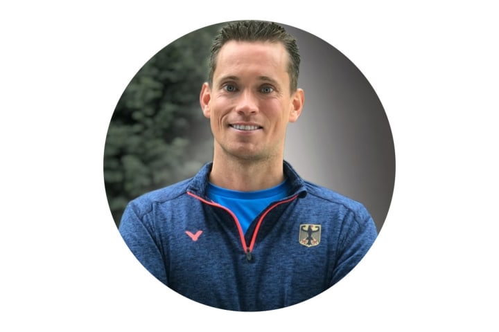 Ein Portrait von Diemo Ruhnow. Er lächelt direkt in die Kamera.