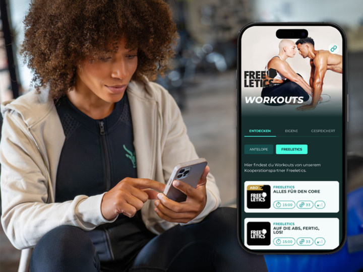 Drei Smartphone-Bildschirme zeigen die Antelope-App mit Freeletics-Workouts. Auf dem linken Bildschirm ist das Workout „Core Essentials“ mit Übungen wie Back Extensions, Break und Crunches zu sehen. Der mittlere Bildschirm zeigt die Workout-Übersicht mit Kategorien von Antelope und Freeletics, darunter Trainings wie „Alles für den Core“ und „Allround-Power“. Auf dem rechten Bildschirm wird eine Frau in der Ausführung einer Rückenübung auf einer Matte angezeigt.
