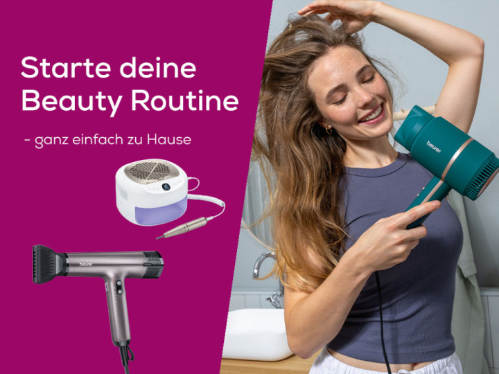 Frau fönt ihre Haare im Bad. Links daneben Werbegrafik mit dem Text ‚Starte deine Beauty Routine - ganz einfach zu Hause‘ und zwei Beurer Pflegegeräten.