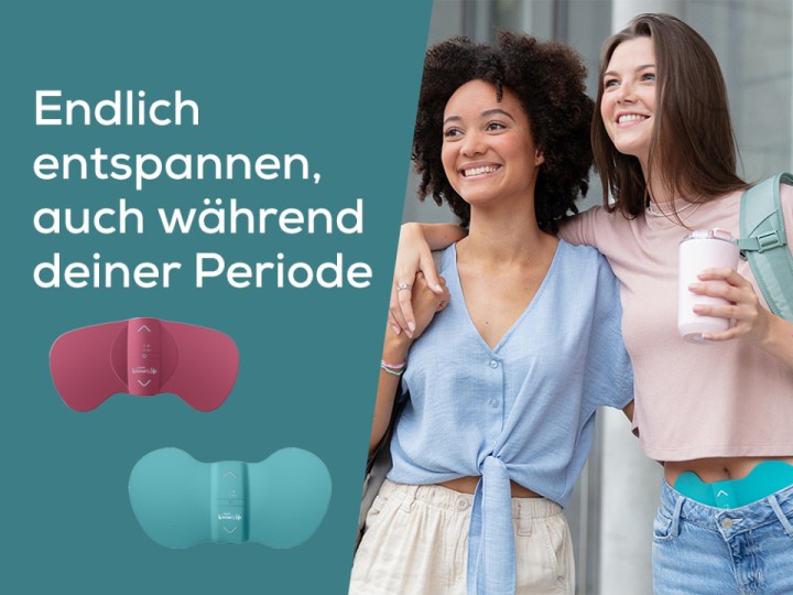 Homepage Teaser "Endlich entspannen, auch während deiner Periode"; Junge Frauen stehend grinsend Arm in Arm da mit Menstruationspad am Bauch