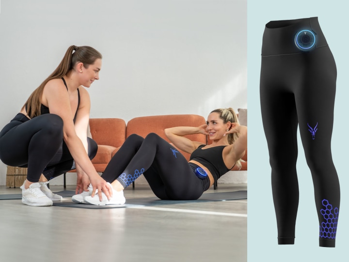 Zwei junge Frauen trainieren zusammen im Wohnzimmer. Sie tragen die neue EMS-Leggings von Antelope. Rechts neben dem Workout-Bild sieht man die EMS-Leggings als Freisteller.