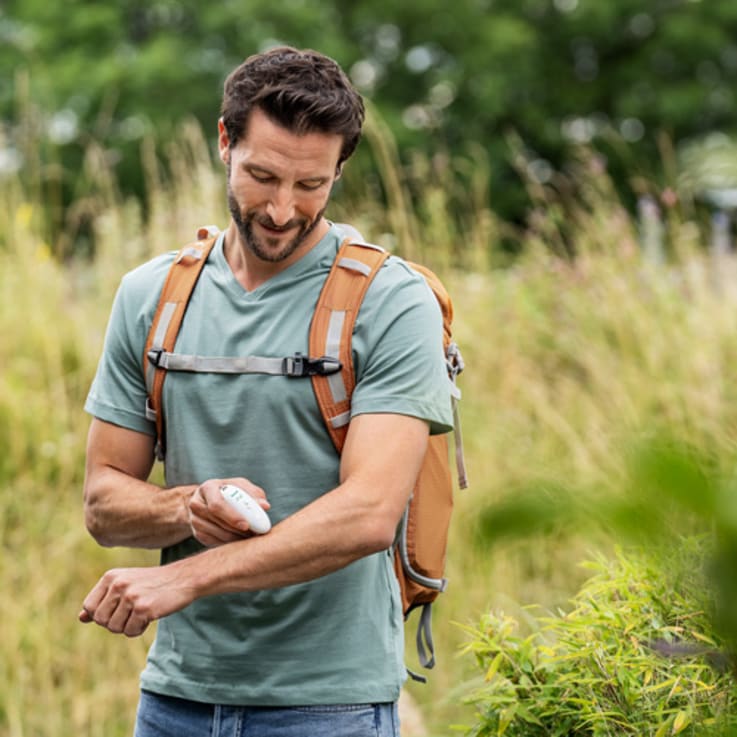 Homme avec BR 10 Guérisseur de piqûres d'insectes dans la nature