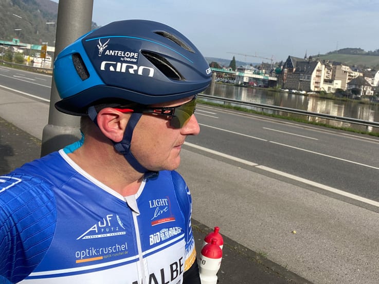 Stefan Feilen uses the EMS suit from Antelope for his road bike training.
