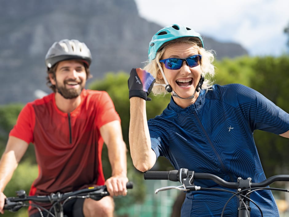 Man en vrouw fietsen samen