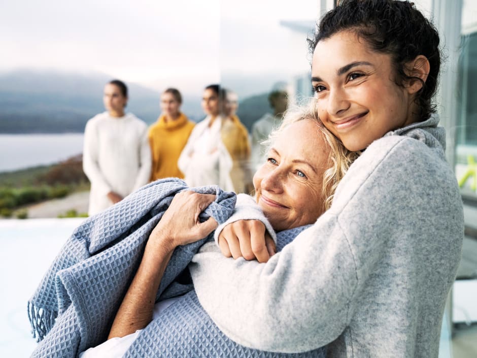 Vrouw met moeder met zonnestralen op haar gezicht