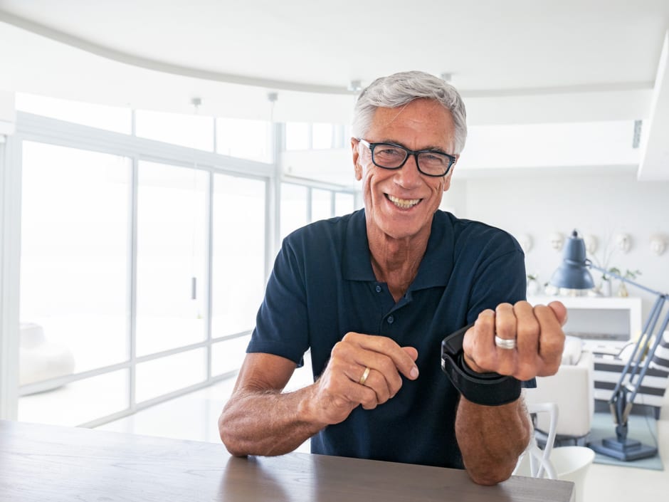 Man met hypotensie meter