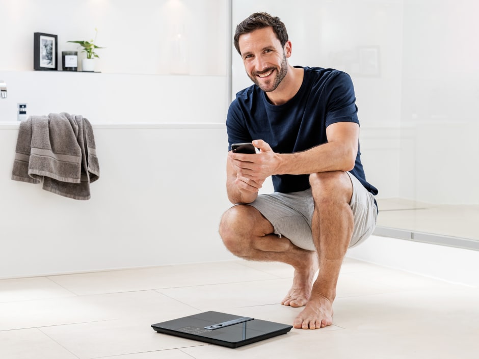 Man met Beurer diagnostische weegschaal