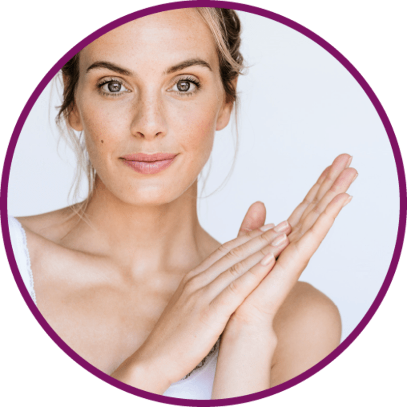 Femme aux mains soignées