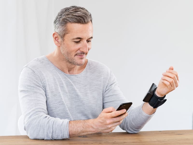 Bluetooth transmission of all measured values with the wrist blood pressure monitor BC 54 from Beurer