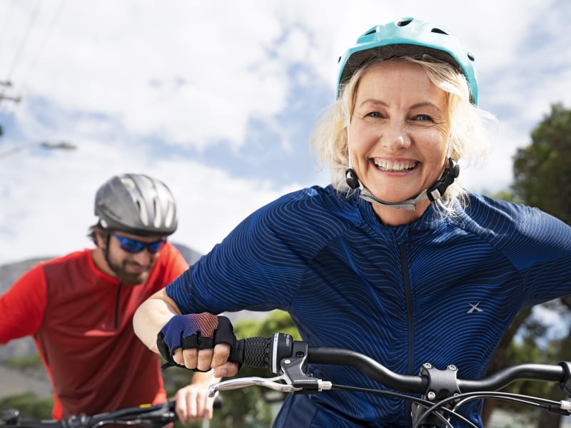 Une femme fait du vélo