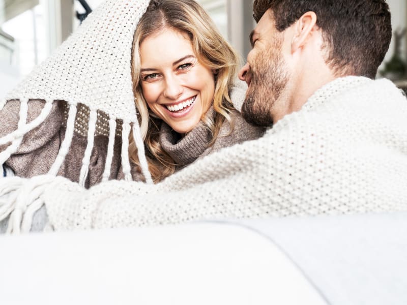 Man en vrouw knuffelen