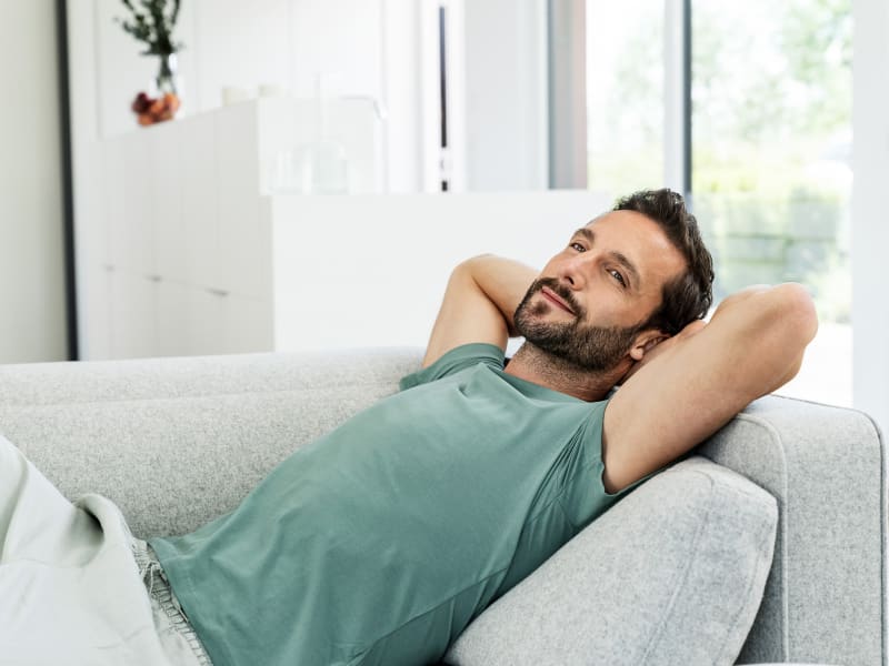 Man ontspannen op bank