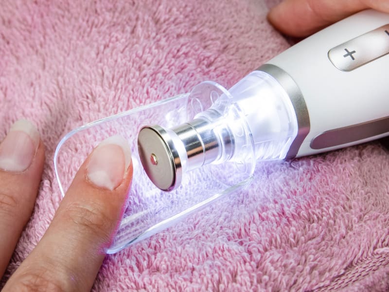 La lumière LED permet d'éclairer la zone à traiter de manière ciblée