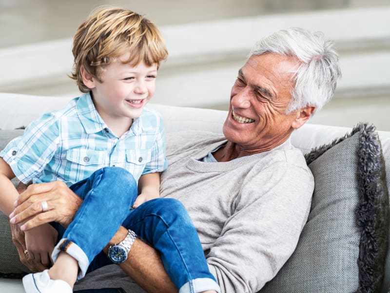Grand-père et garçon jouent