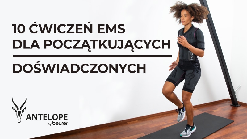 Młoda kobieta z brązowymi lokami trenuje swoją wytrzymałość w mobilnym kombinezonie EMS od Antelope. Spogląda niepewnie w lewo i chodzi w miejscu. Po lewej stronie znajduje się czarny napis "10 ćwiczeń EMS dla początkujących - wytrzymałość".
