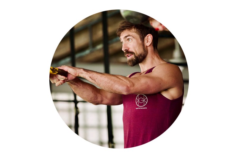 Ein Portrait von Olli Dehmel. Er führt einen Kettlebell Swing aus.