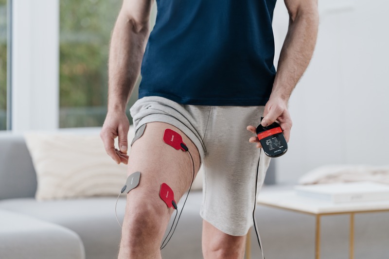 Mann nutzt TENS EM 59 am Knie