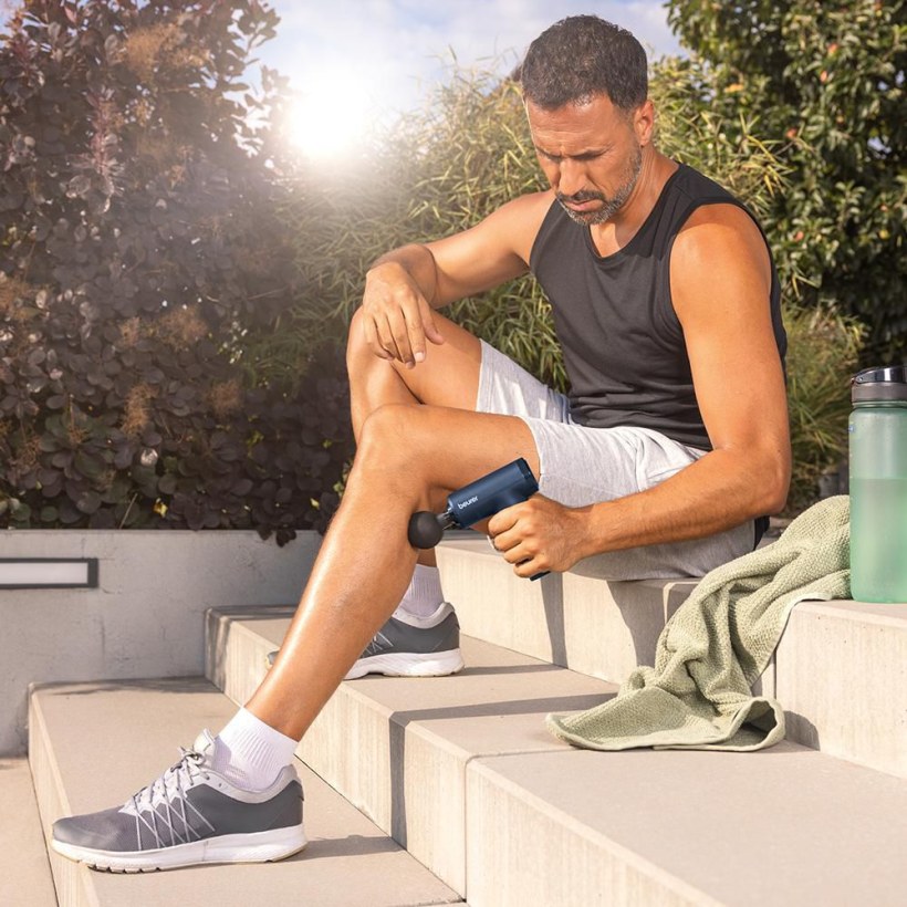 MG 97 PowerReload Compact Massage Gun von beurer in Anwendung