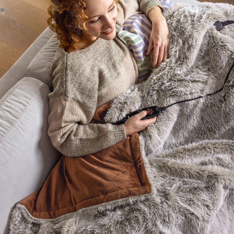 HD 92 Arctic Brown Heated overblanket from beurer in use HD 92 Arctic Brown Heated overblanket from beurer in use