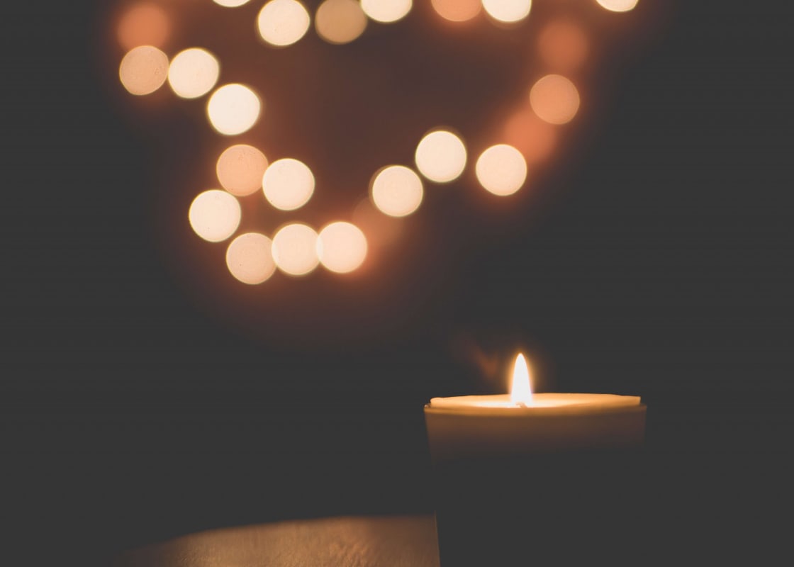 A lit candle can help you remember a loved one at Christmas