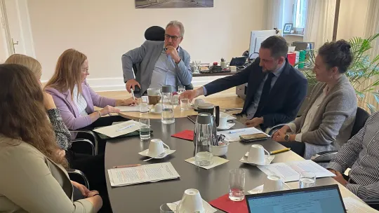 Besprechungssituation am Konferentisch