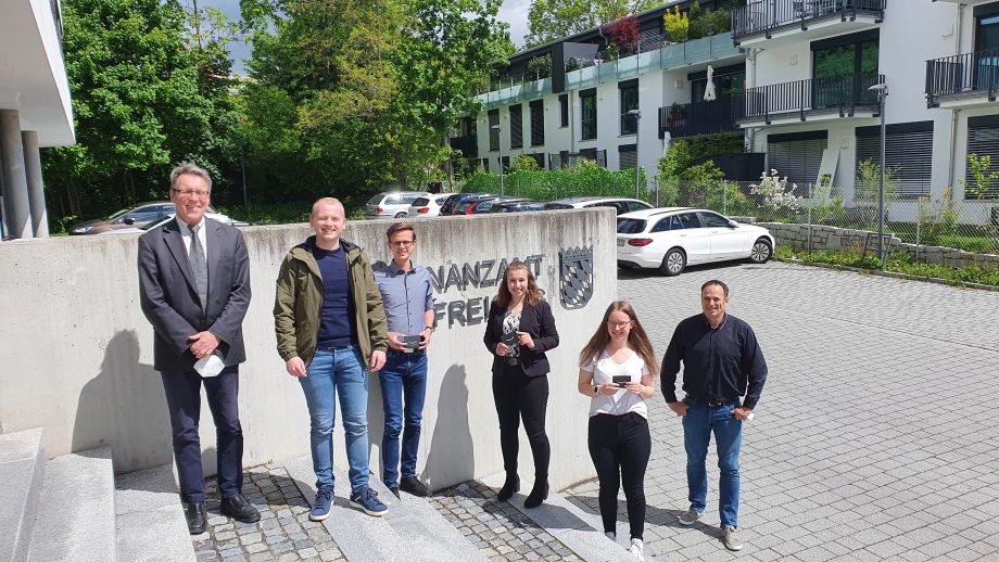 Foto v. l.: Ralph-Peter Nienkirchen (Amtsleiter und Glücksfee), Patrick Rosenauer (Ortsjugendleiter), Sergio Bräuer, Marina Falter, Luisa Maas und Ortsvorsitzender Oliver Strümpfel.