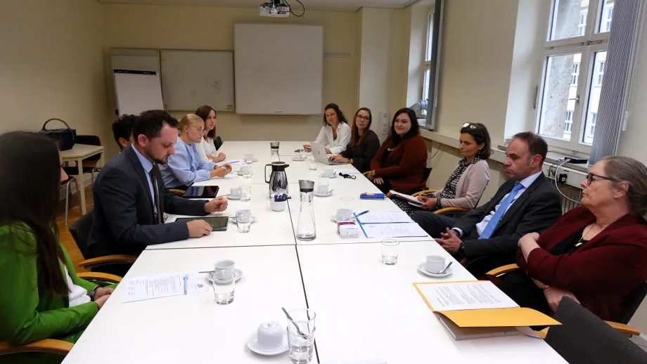 Besprechungssituation an Konferenztisch