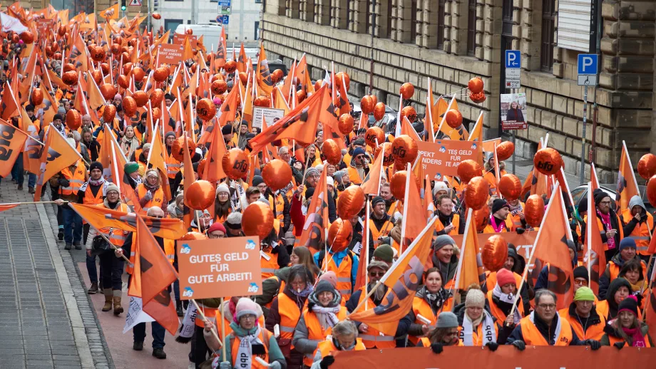 Großdemonstration in Straßenschlucht