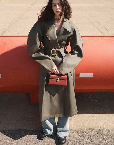 Model holds Savette - The Symmetry 19 Bag