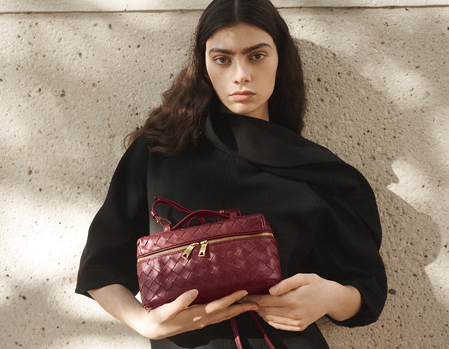Model holds Bottega Veneta - Bang Bang Vanity Case
